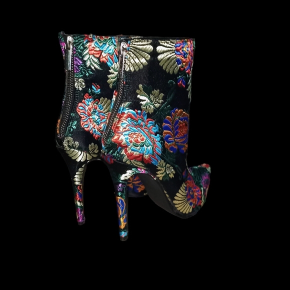 Just fabulous embroidery booties - Picture 4 of 4